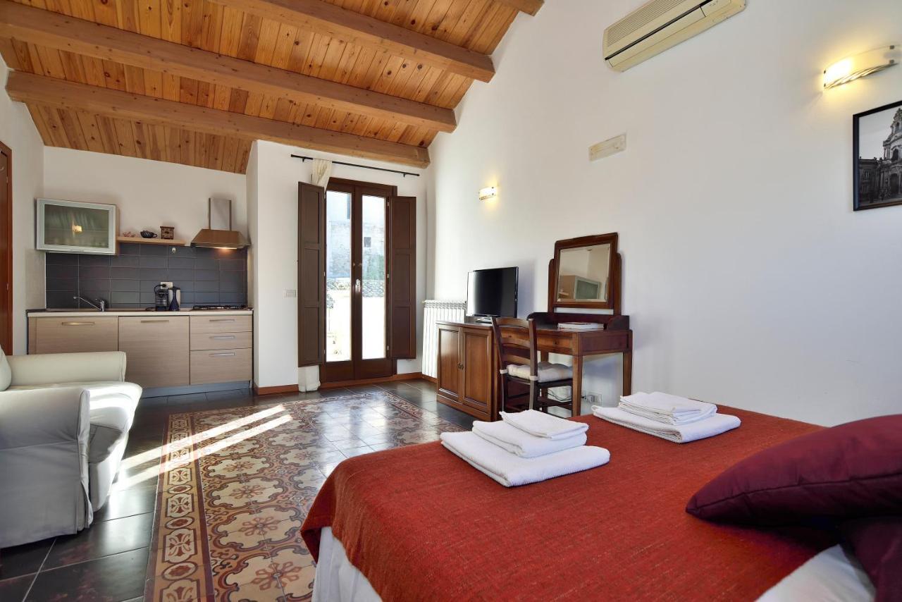 Bed and Breakfast Le Luci Su Ibla - Ospitalita Con Vista Ragusa Exterior foto